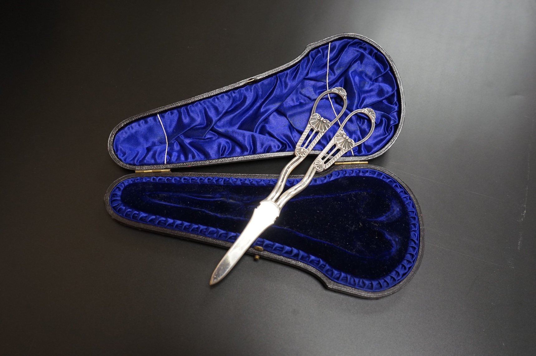 A cased pair of late Victorian silver grape scissors, by Henry Harrison, Sheffield, 1890, 17.9cm.